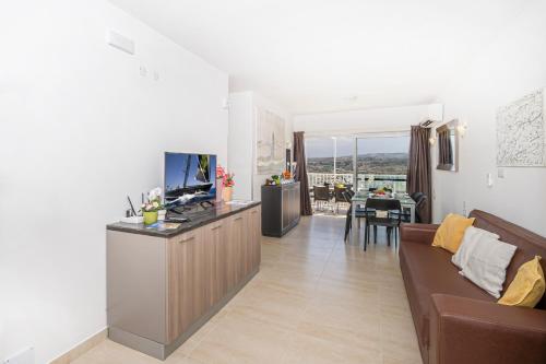 Summer Breeze Penthouse with private Hot Tub & terrace with panoramic views by Getawaysmalta - main image