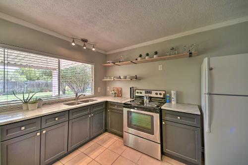 Cozy San Antonio Family Home 3 Mi to Lackland AFB in San Antonio, USA