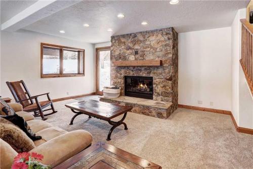 Breckenridge Riverfront Home Sleeps 22 Hot Tub - image 6