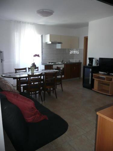 Three-Bedroom Apartment in Lopar I - main image