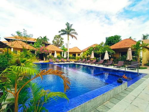 Swimming pool, Au Cabaret Vert Hotel near Phnom Sampeou