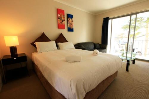 Siesta Villa Stop at Siesta Villa to discover the wonders of Jindabyne. The hotel has everything you need for a comfortable stay. Take advantage of the hotels free Wi-Fi in all rooms, car park, family room, resta