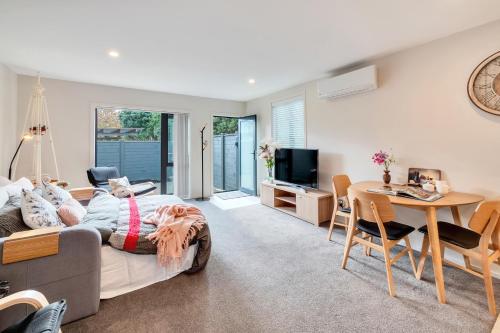 Greenwich Townhouse with Parking and Air-Con, Auckland