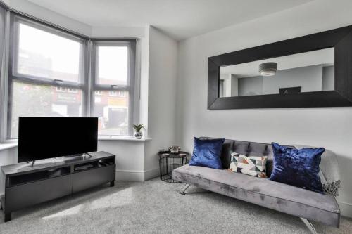 Refurbished Plush Property Great Transport Links gîte à louer Novotel Sheffield Centre