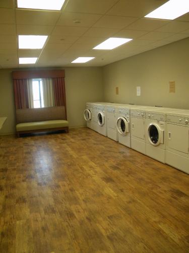 Teddy's Residential Suites Watford City - image 3