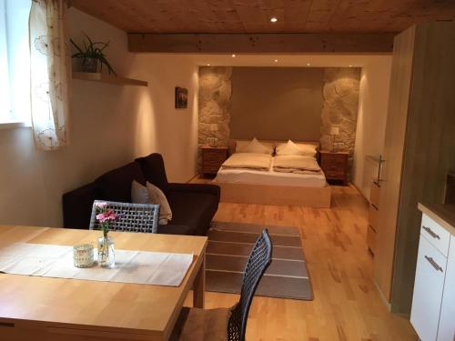 บริการและสิ่งอำนวยความสะดวก, Pfeifer Veronika in กัลเกนุล