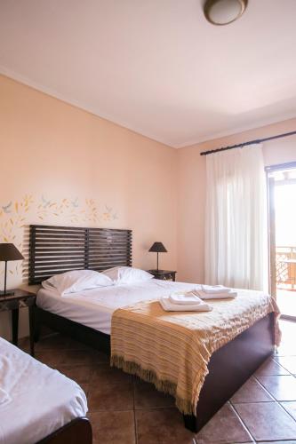 1 double bed, 1 twin bed