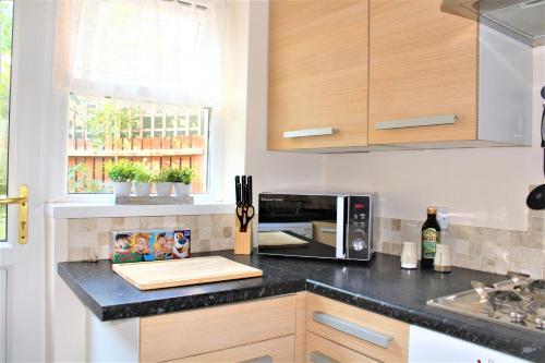 Oldbrook BUDGET FRIENDLY 3 Bedroom House Sleeps 6 FREE PARKING and NETFLIX