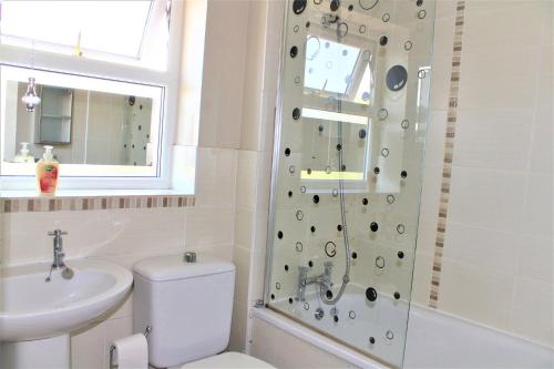 Oldbrook Lovely 3 Bedroom House Sleeps 6 FREE PARKING and NETFLIX