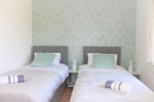 Oldbrook BUDGET FRIENDLY 3 Bedroom House Sleeps 6 FREE PARKING and NETFLIX