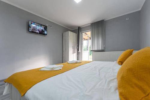 1 queen bed, 2 twin beds