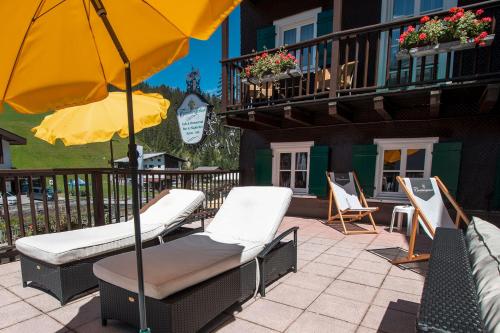 Erkély/terasz, Hotel Tannbergerhof im Zentrum von Lech in Lech Városközpont