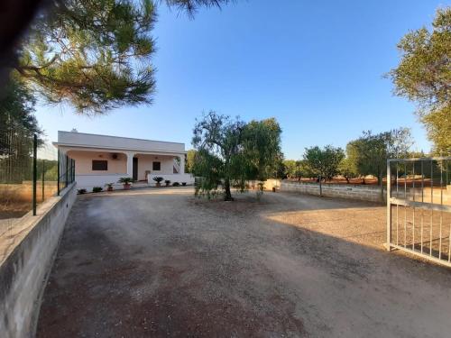  Villa tra gli ulivi con ampio patio e posto auto, Pension in Carovigno