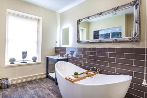 Badeværelse, The Rutland Arms Hotel, Bakewell, Derbyshire - The Coaching Inn Group in Bakewell