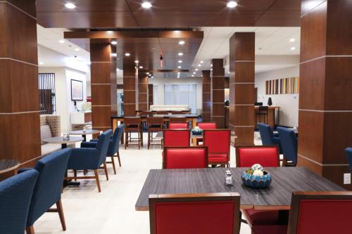 طعام و مشروبات, Holiday Inn Express & Suites Houston IAH-Beltway 8 By IHG in شمال هيوستن