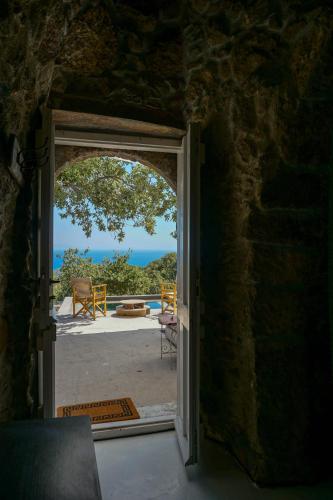 Peldbaseins, My Old Stone House in a 2 000 sqm private garden with Fab Glamping Tent in Mandraki (Nisiros)