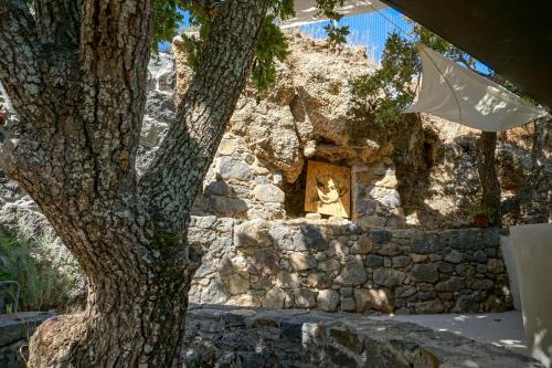 My Old Stone House in a 2 000 sqm private garden with Fab Glamping Tent in Mandraki (Nisiros)