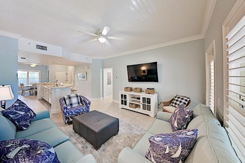 Coligny Plaza Condo with Rooftop Pool Walk to Beach condo - image 8