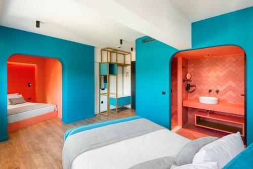 1 queen bed, 1 double bed