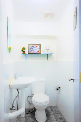 Charming Modern 2-Bedroom Apartment, Olongapo City Center