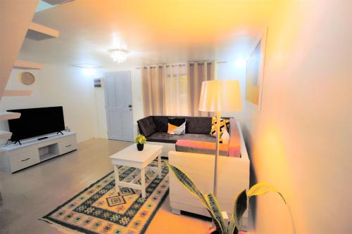 Charming Modern 2-Bedroom Apartment, Olongapo City Center