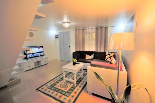 Charming Modern 2-Bedroom Apartment, Olongapo City Center