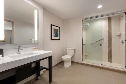 King Suite with Sofa Bed and Roll-In Shower - Disability Access