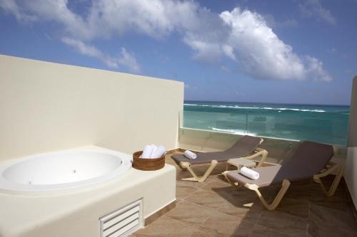 Akumal Bay - Beach & Wellness Resort