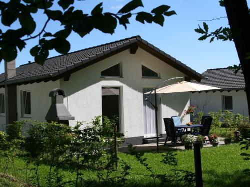 Tidy holiday home with dishwasher, in a green area