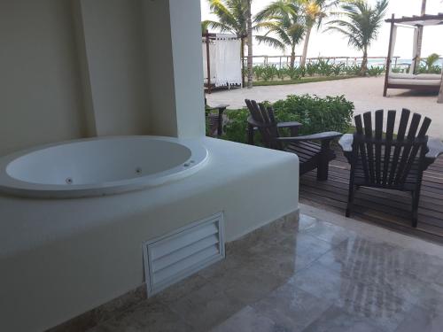 Akumal Bay - Beach & Wellness Resort