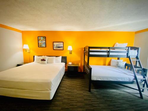 Glendale Express Hotel Los Angeles Room Type - 1 King Bed with Bunk Bed