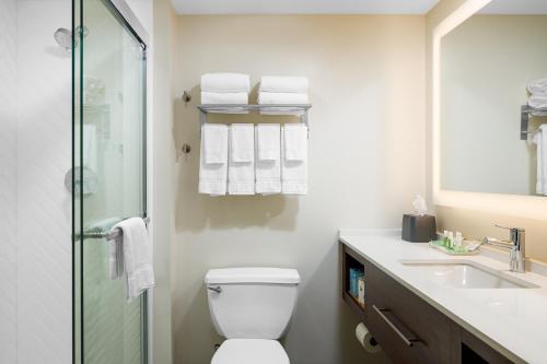 Suite with Mobility Accessible Tub - Non-Smoking