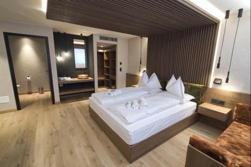 1 king bed, 1 sofa bed