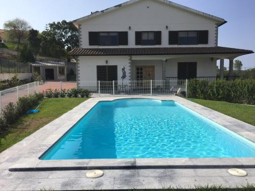 4 bedrooms villa with private pool enclosed garden and wifi at Maxial gîte à louer Outeiro
