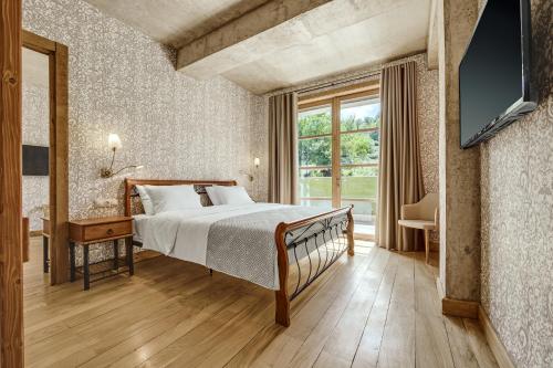 1 king bed, 2 twin beds
