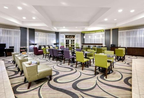 Lobby, La Quinta Inn & Suites by Wyndham Dallas North Central in Vickery Meadow