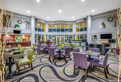 Lobby, La Quinta Inn & Suites by Wyndham Dallas - Addison Galleria in Galleria