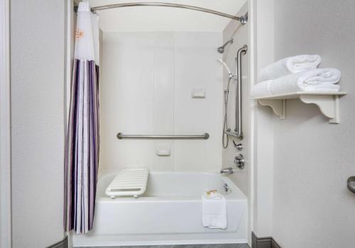 La Quinta by Wyndham Dallas - Addison Galleria - image 8