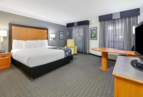 Deluxe King Room room in La Quinta Inn & Suites by Wyndham Dallas Addison Galleria
