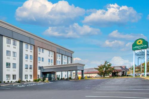 . La Quinta Inn & Suites by Wyndham St Louis Hazelwood North