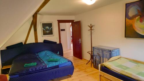 1 queen bed, 2 twin beds