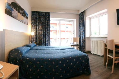 Double or Twin Room image 3
