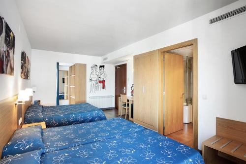 Family Room image 3