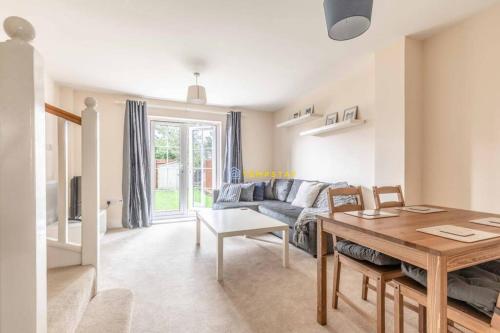 4 BED @ WEXHAM PARK HOSPITAL - PARKING FOR 2 CARS! gîte à louer Datchet Water Sailing Club