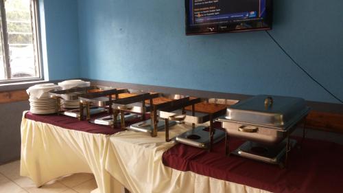 Ruoka ja Juomat, Leosim Hotel Nebbi in Nebbi