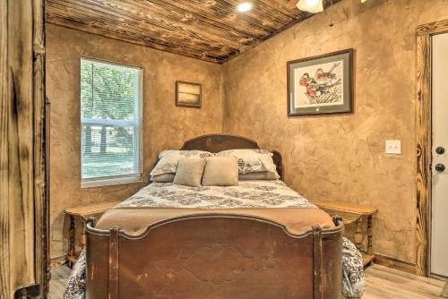 Rustic Log Cabin Less Than 1 Mile to Table Rock Lake! - image 8