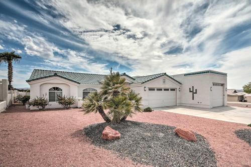 Pool, Patio and Lake Views Lake Havasu City Home! in 哈瓦蘇湖城