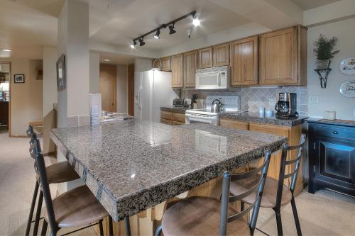Torian Plum Plaza - image 4
