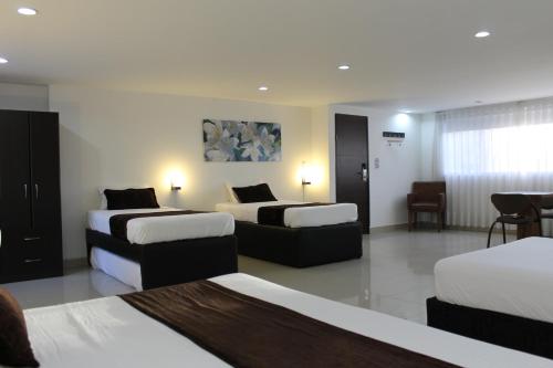 2 queen beds, 4 twin beds