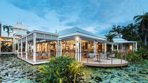 Фасада на хотела, Oaks Port Douglas Resort in Порт Дъглас